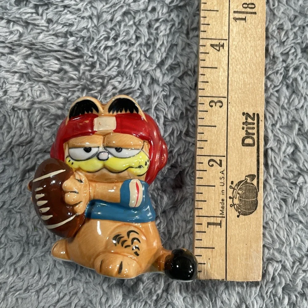 Vintage Enesco Garfield The Cat With Football 2.5
